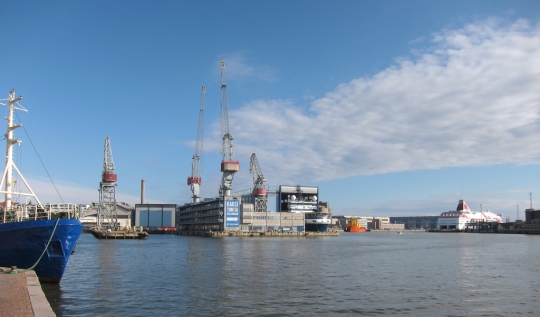 Busy day in the harbor between Hernesaari and Jätkäsaari.