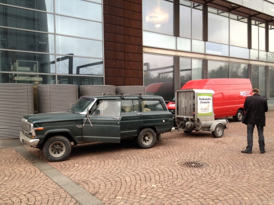 A wood-fired car visited Sitra. It's gasifies wood chips!