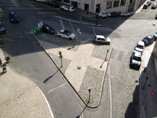 An almost-Finnish-flag literally on the streets of Lisbon