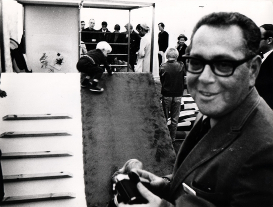 Victor Papanek in front of a prototype learning environment for children at HDL 1968. Photo by Kristian Runeberg.