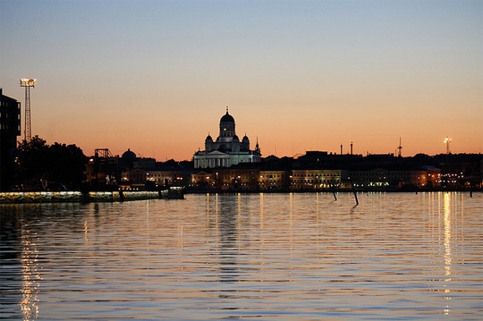 This is what Helsinki looks like at 01:00 on juhannus. Photo: Maanmatonen <a href="http://www.flickr.com/photos/camerafoto/3659118136/">on Flickr</a>