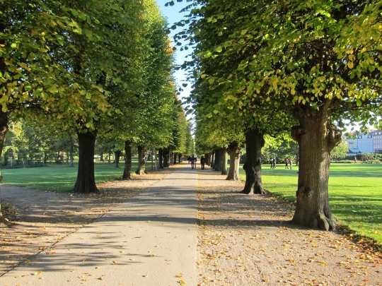 A walk through Copenhagen's Rosenborg castle gardens