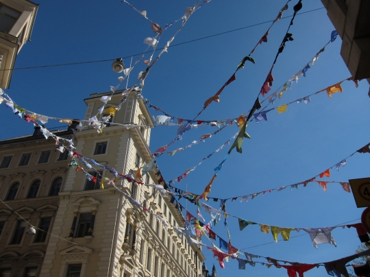 An art installation above Yrjönkatu